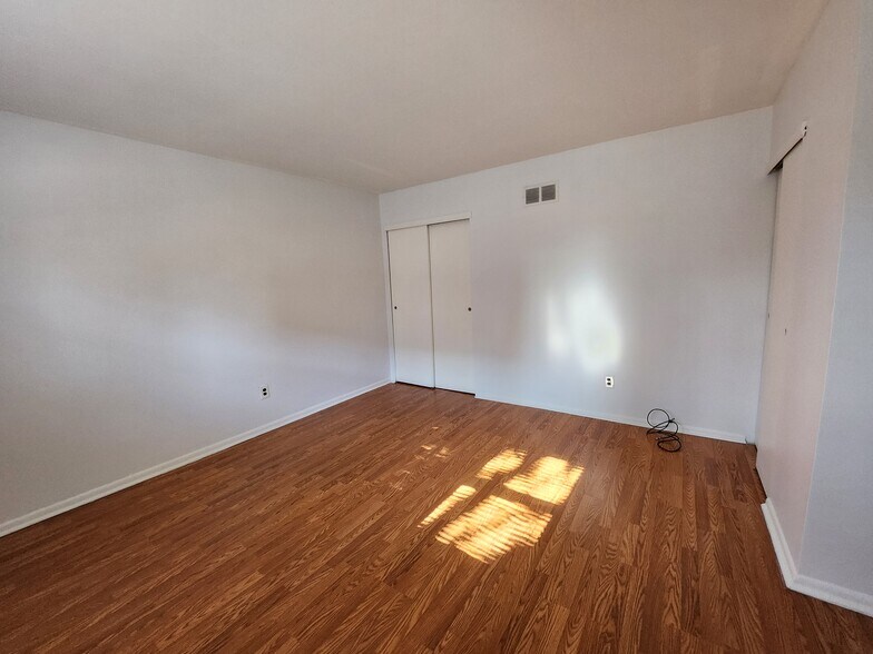 Master Bedroom - 3502 Woodhaven Rd