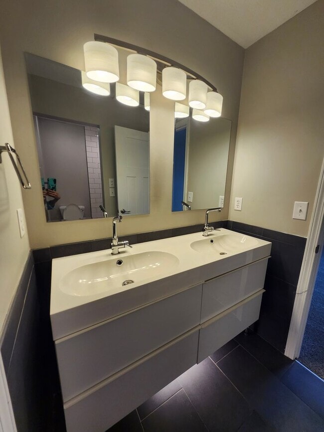 Building Photo - 6221 Bonny Oaks Dr