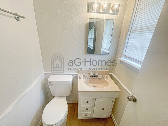 Building Photo - 3409 Overland Dr