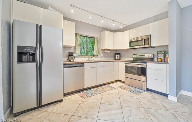 Building Photo - 1430 Park Shore Cir