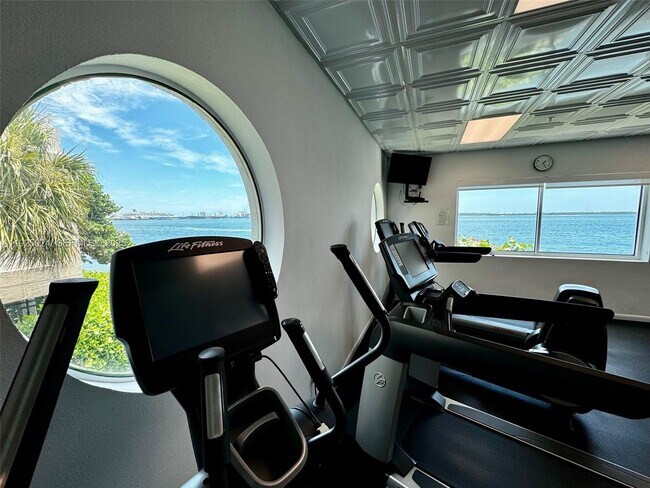 Building Photo - 800 Claughton Island Dr