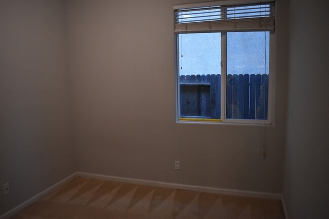 Building Photo - 570 Barclay Way