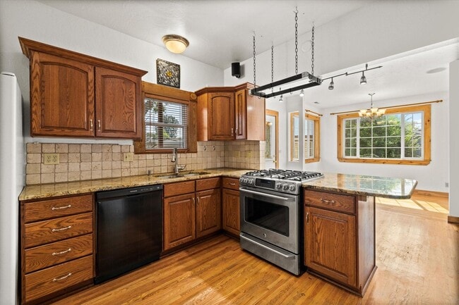 Building Photo - 4 Bed, 4 Bath on .62/acre! Close to BSU!