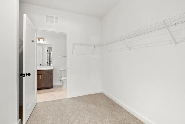Building Photo - Newer 1 bedroom condo in The Ontario in Na...