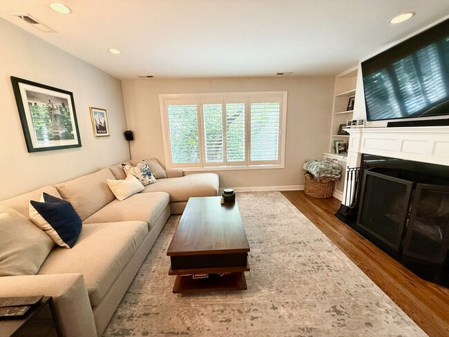 Building Photo - 747 W Dickens Ave