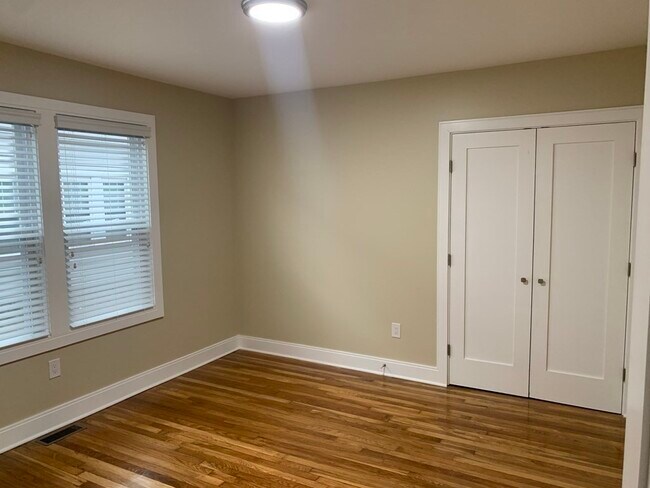 Building Photo - 115 Shore Dr