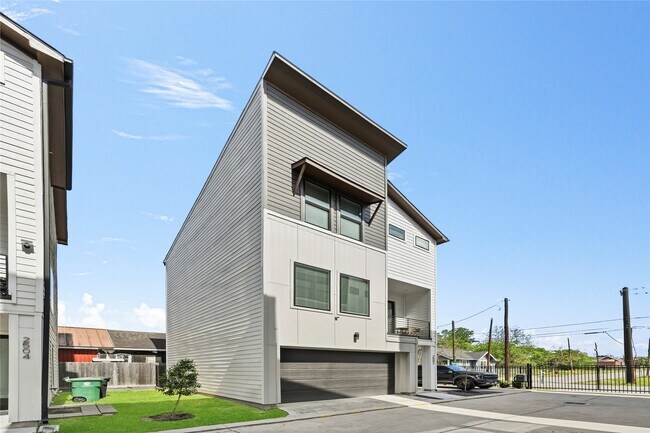 Building Photo - 2502 Tuam St