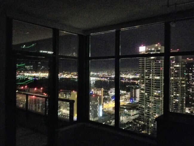 Building Photo - Electra! Spectacular Water and City views 28th floor 2bd 2ba NorthEast Corner