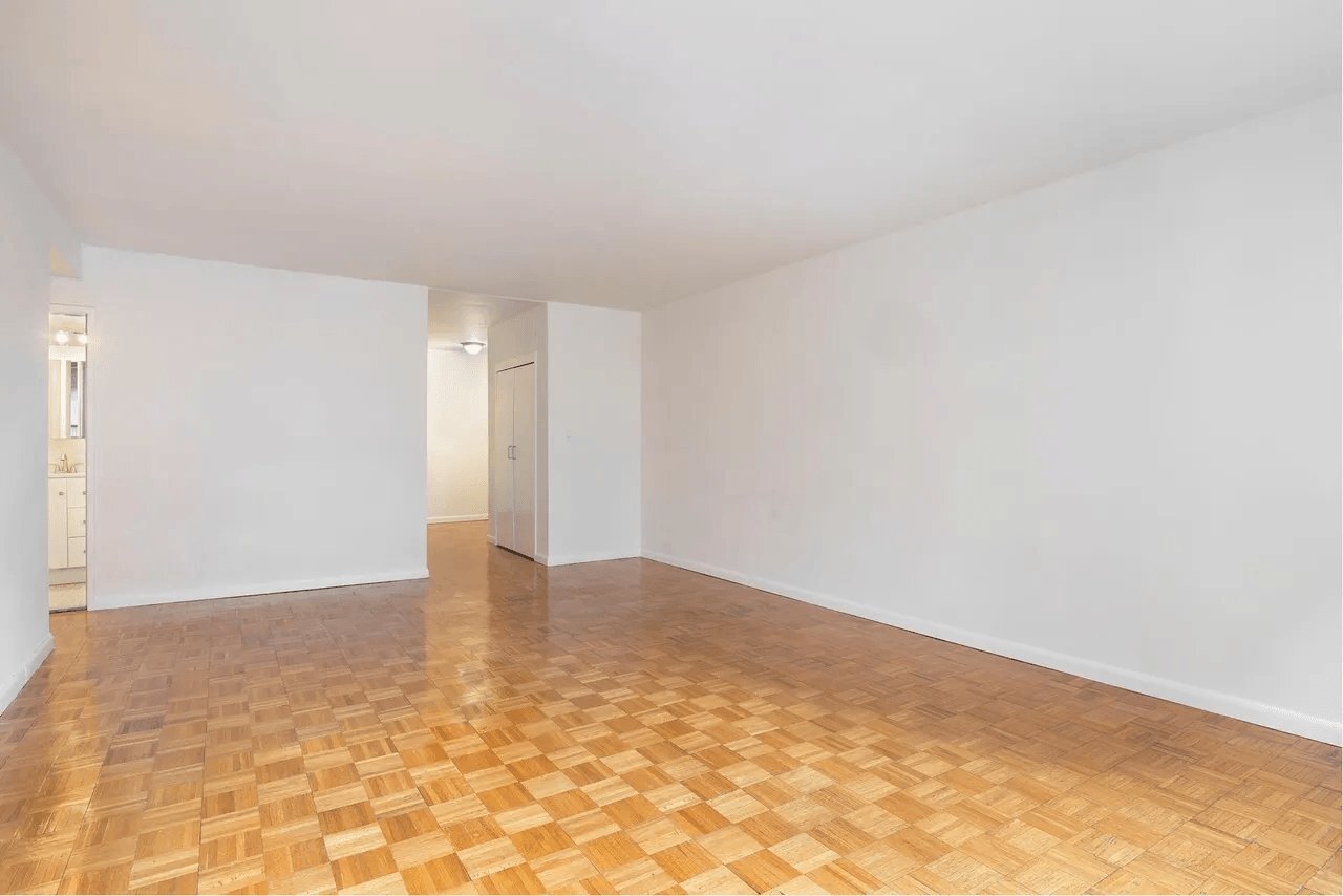 Building Photo - 402 E 90th St