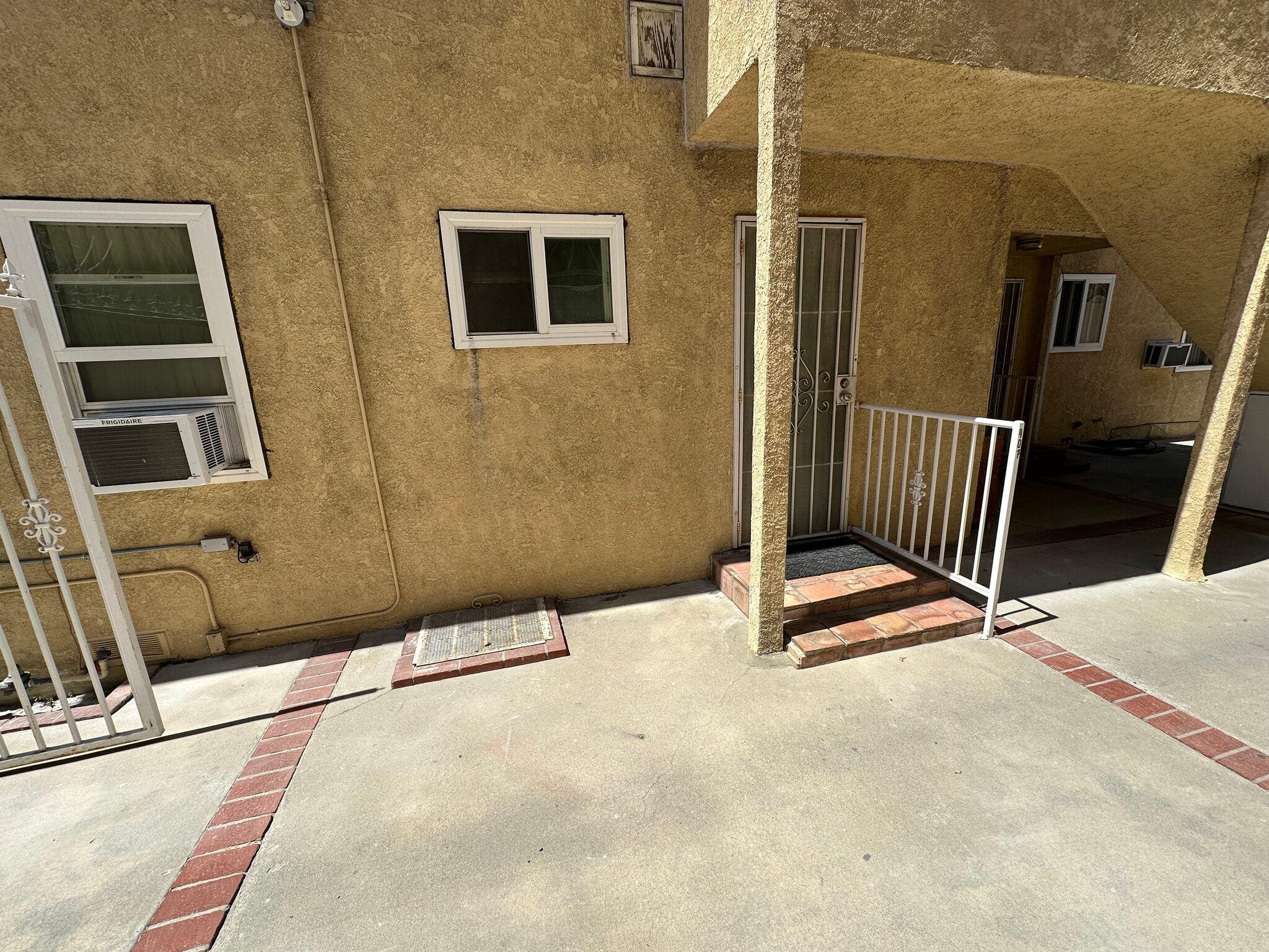 Building Photo - 223 E Burbank Blvd