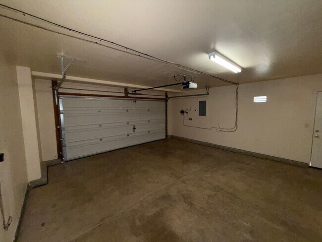 Building Photo - 6220 Orchard Hill Way