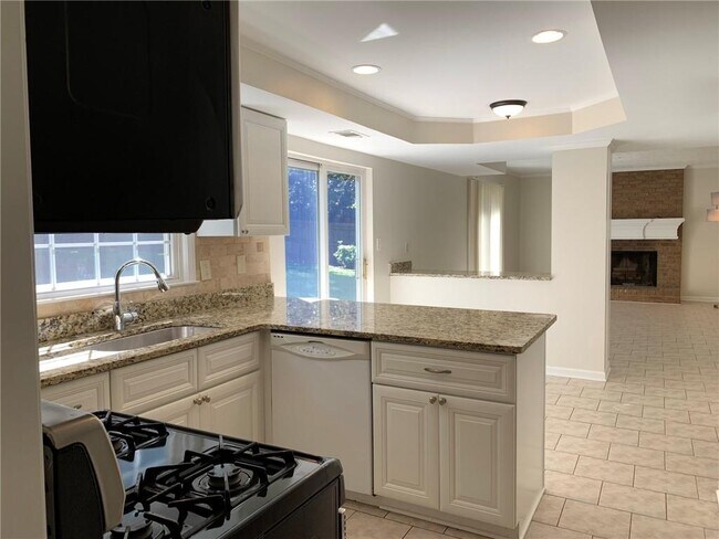 Building Photo - 4536 Woodlawn Lake Dr