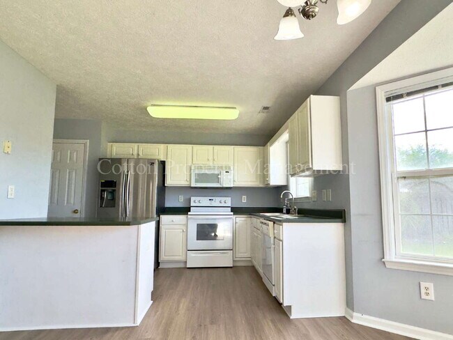 Building Photo - 3BR/2FB.$2300 per month