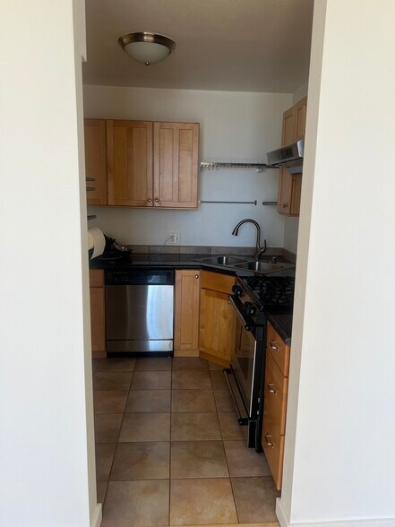 Building Photo - 425 28th St