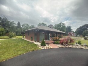 Building Photo - Charming 3-Bedroom Home + Bonus Room in Prime Niskayuna Location!