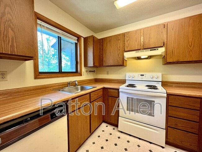 Building Photo - 530 Courtwood Ln
