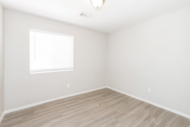 Building Photo - 995 River Walk Ct