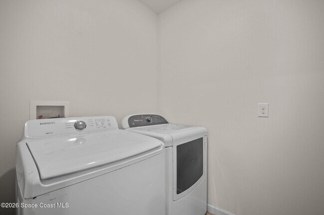 Building Photo - 548 Coyote Dr