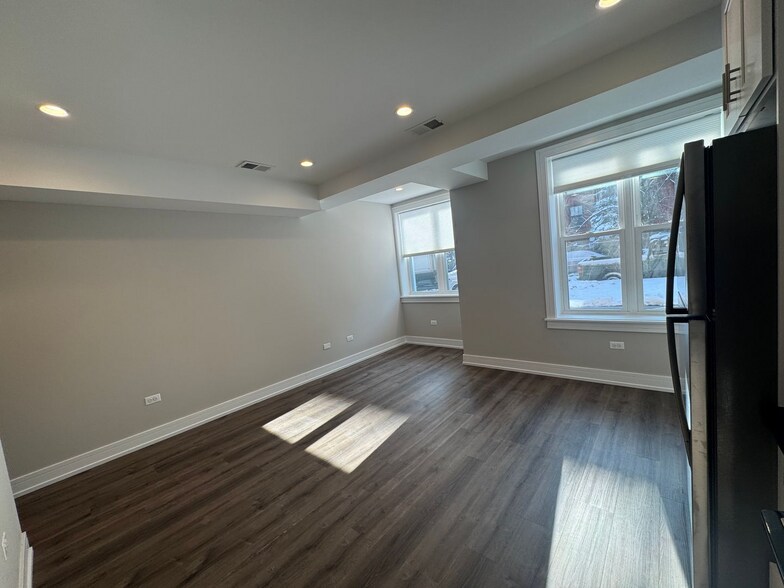 Building Photo - 1712 W Lunt Ave