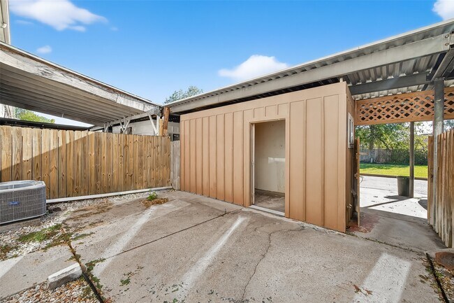 Building Photo - 8462 Leawood Blvd