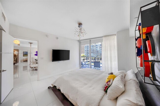 Building Photo - 475 Brickell Ave