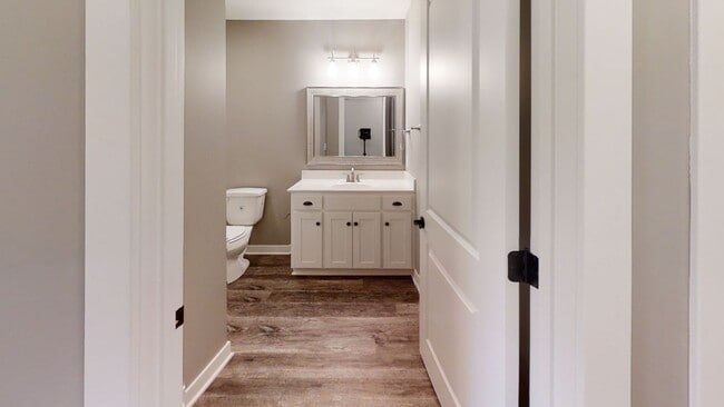 Building Photo - 2 year old 2 bed, 2 bath duplex in Andrew ...