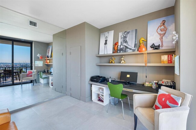 Building Photo - 1000 Venetian Way