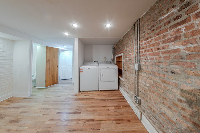 Building Photo - 1648 W Cullerton St