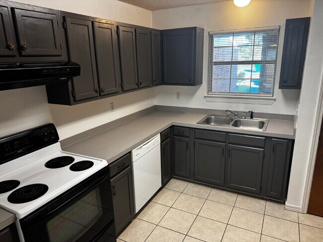 Building Photo - "Charming 2-Bedroom Townhouse in Fort Walton Beach!"