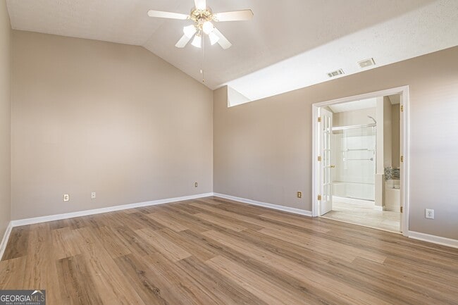 Building Photo - 5755 Lakeview Cir