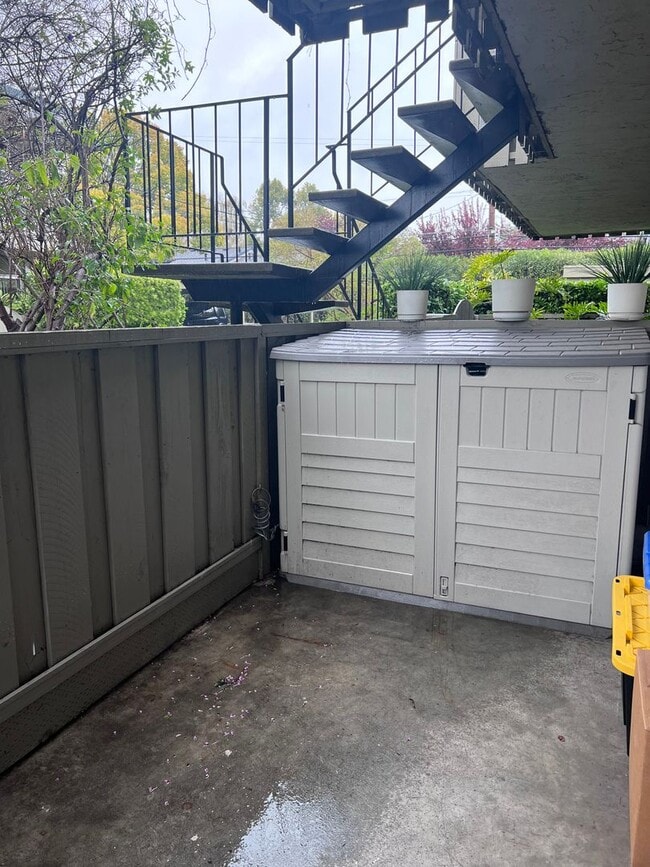 Building Photo - Remodeled 2 bedroom Condominium with enclo...