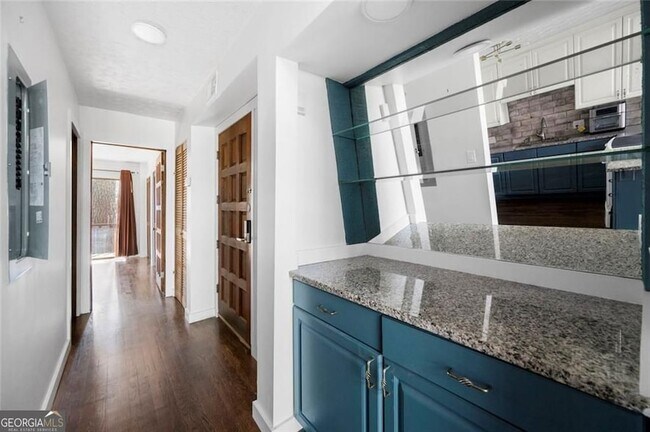 Building Photo - 3200 Rim Cove Dr