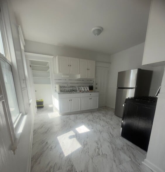 Building Photo - 831-833 William Street, 2