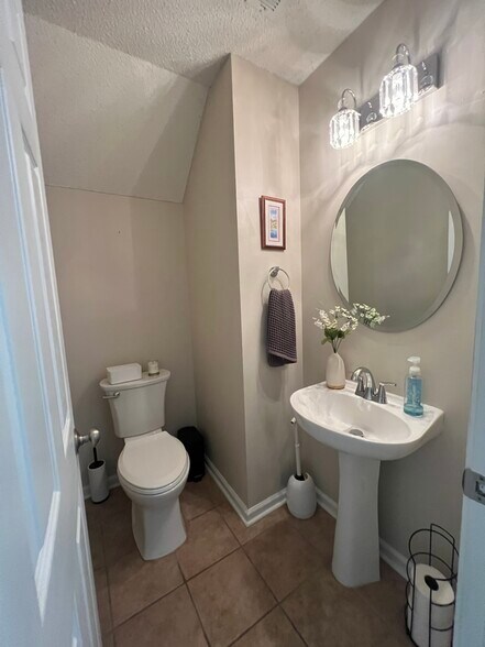 Building Photo - 8814 Meadowmont View Dr