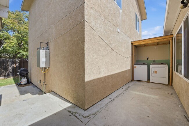 Building Photo - 6250 Dorothy Dr