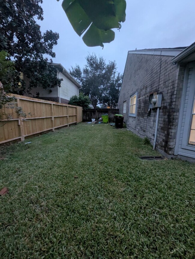 Building Photo - 827 Coral Tree Pl