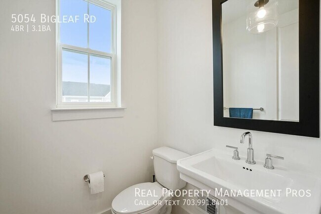 Building Photo - 5054 Bigleaf Rd