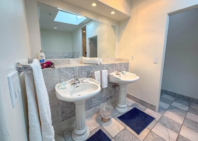 Building Photo - 2 Bedroom Townhouse in a Resort Style Community! All Utilities Included!