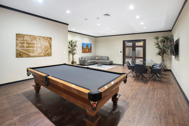 Building Photo - 7135 Hollywood Blvd