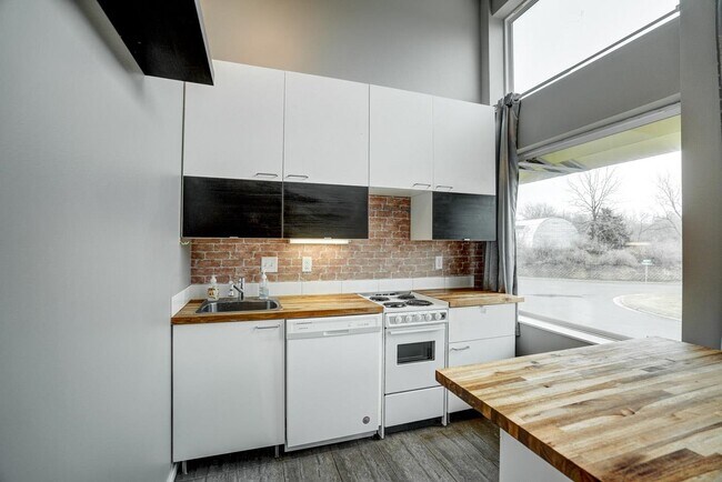 Building Photo - 3048 Anderberg Dr