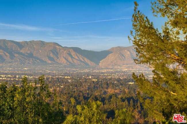 Building Photo - 16801 Oak View Dr