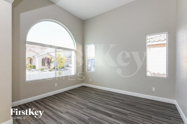 Building Photo - 934 E Shady Charmer Ave