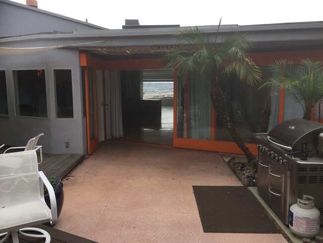 Building Photo - Close to Downtown! Mid-Century Modern Home...