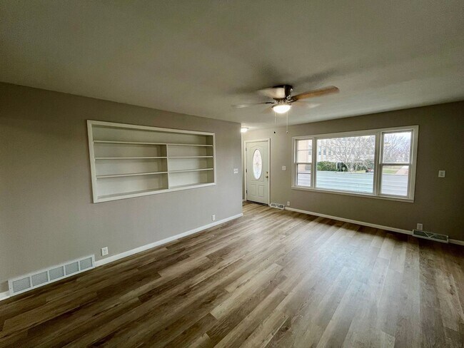 Building Photo - 311 6th St S