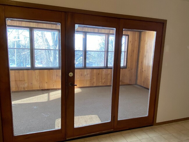 Building Photo - E432 Bay Ln