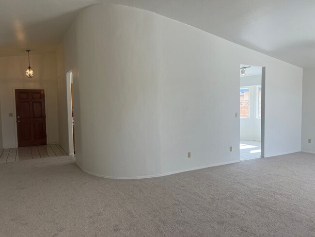 Building Photo - Comfortable & Attractive 3 Bedroom 2 Bath East Side Home Convenient to Everything