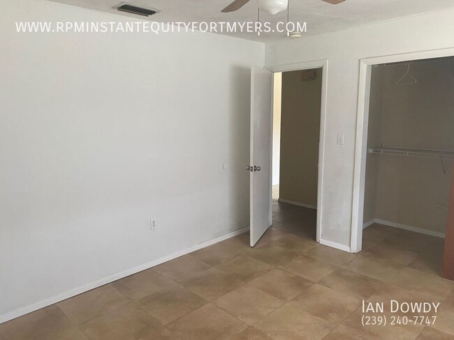 Building Photo - Very Spacious 1/1 Duplex with fenced in ba...