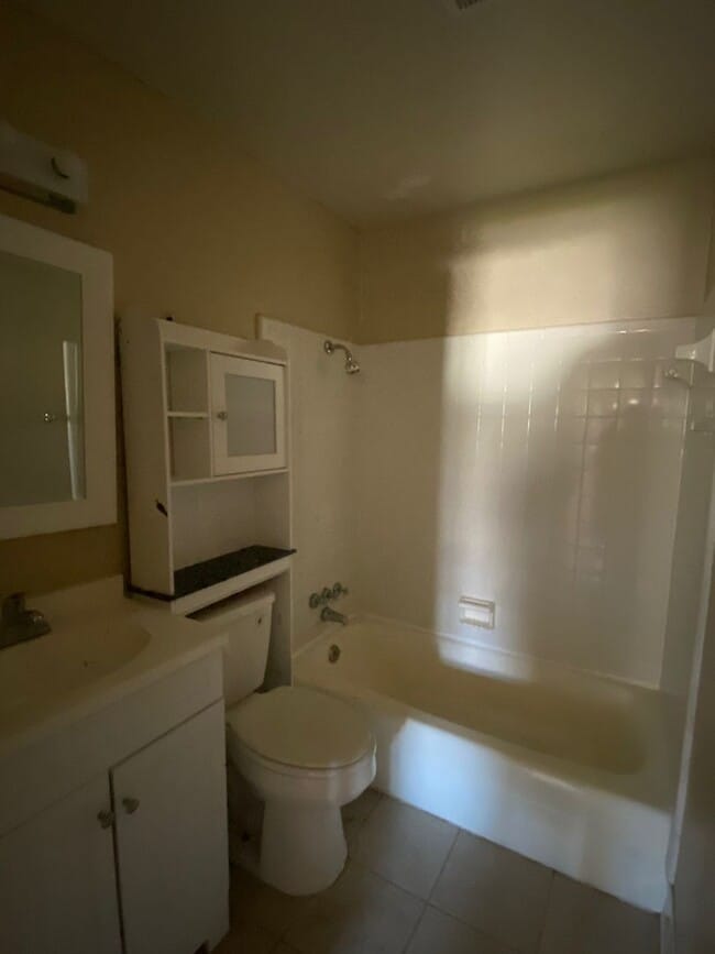 Building Photo - Adorable 2 bedroom, 1 bath duplex located ...