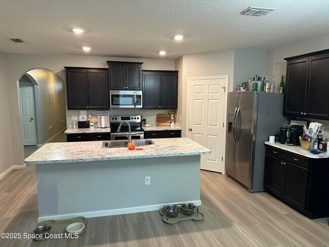 Building Photo - 925 Newton Cir