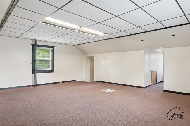 Building Photo - $1,200 - Large East Side 3 Bedroom